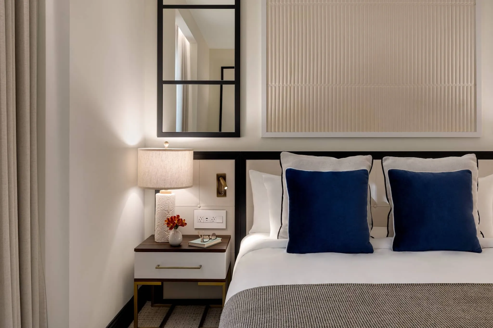 The Chemists' Club Hotel's King Deluxe Mobility / Hearing Accessible with Tub features a nightstand with a lamp