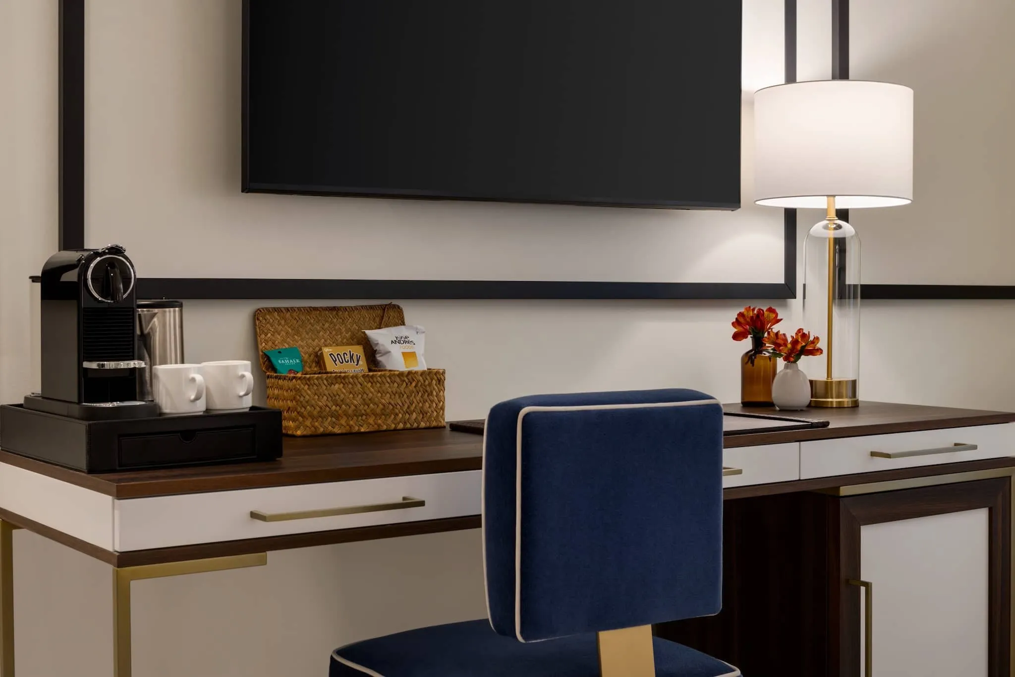 The King Deluxe Mobility / Hearing Accessible with Tub at The Chemists' Club Hotel features a large work desk and comfortable seating